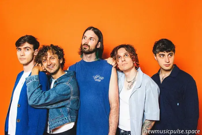 Interview: Good Kid über Verletzlichkeit, Gemeinschaft und Unabhängigkeit auf „Wall“ - Atwood Magazine