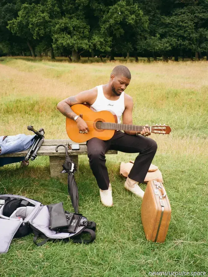 «Я не хочу ещё одну фантазию»: Эллиотт Скиннер воплощает свет, наследие и тихое осмысление в «RECALLING» — Atwood Magazine