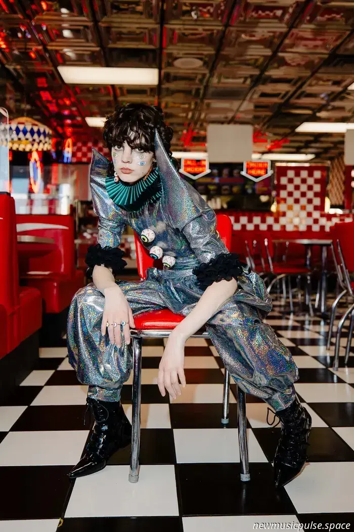 Il circo di un uomo solo di Madilyn Mei: gioia queer, costumi da clown e 1000 canzoni su ogni cosa - Atwood Magazine