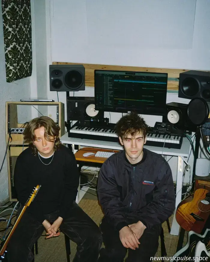 "Schlinge deine Arme um": Das Melbourne-Duo Wishlist feiert experimentellen Pop und Partnerschaft auf seinem verträumten Debüt "Auch wenn ich gehe" – Atwood Magazine