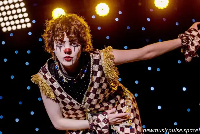 Сольный цирк Мэдилин Мэй: квирная радость, клоунские костюмы и 1000 песен обо всём — Atwood Magazine