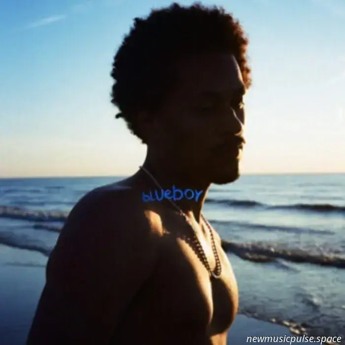 Künstler im Blick: Arno Sacco findet Stärke in Stille und Verletzlichkeit auf seinem seelenbewegenden Debüt „Blue Boy“ - Atwood Magazine