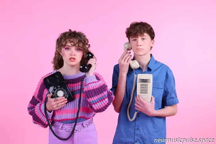 Prima: Isabella & Sebastian combattono l'auto-sabotaggio con stile su “Lobbytommy”, una rave indie pop infuocata - Atwood Magazine