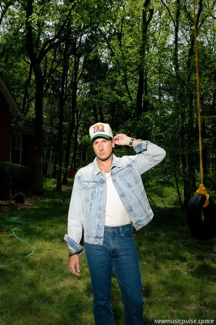 Russell Dickerson ridefinisce "Famous" nel suo quarto album, "Famous Back Home" - Atwood Magazine