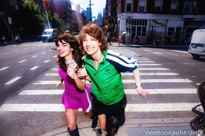 «In Your Face!», a modo loro: il secondo album di Pacifica è una travolgente testimonianza della potenza del duo - Atwood Magazine