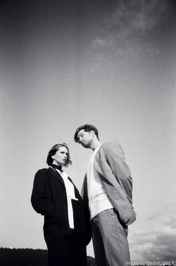 „Zerbrechlich, euphorisch und wahr“: Nick & June schmieden eine filmische Wiedergeburt auf „New Year’s Face“, eine intime Meditation darüber, wer wir waren, wer wir sind und wer wir werden könnten – Atwood Magazine