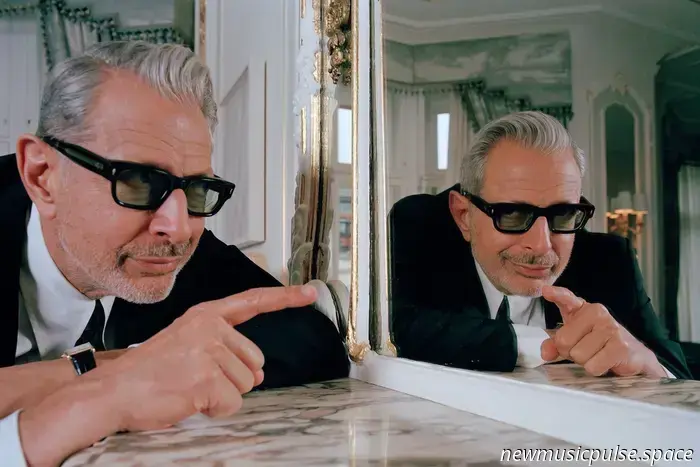 Interview: Jeff Goldblum swingt wieder mit 'Still Blooming' - Atwood Magazine