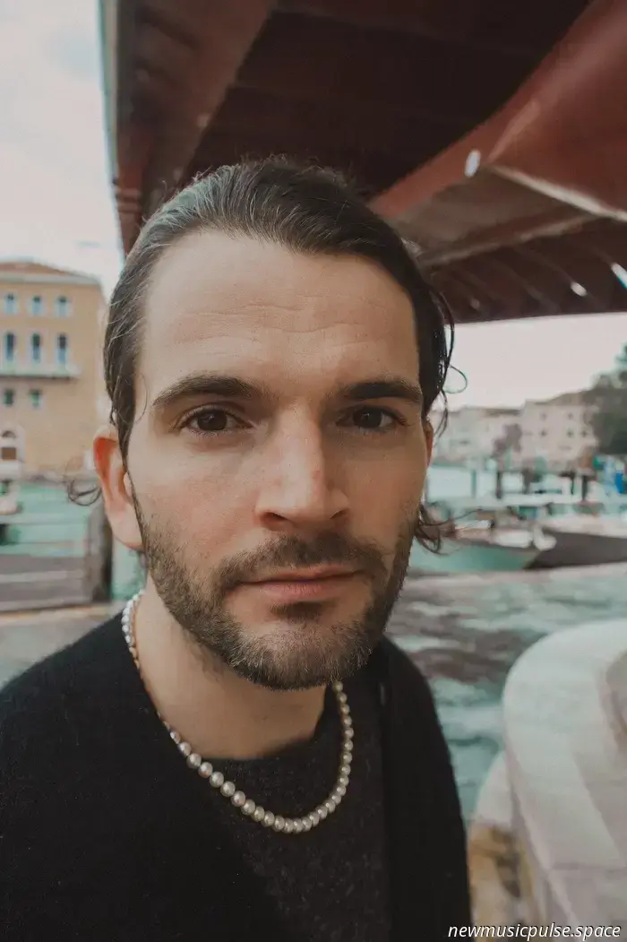 Querido Tú, soy yo: El renacimiento de Harry Hudson Taylor, abrazando la vulnerabilidad y la transformación artística - Atwood Magazine