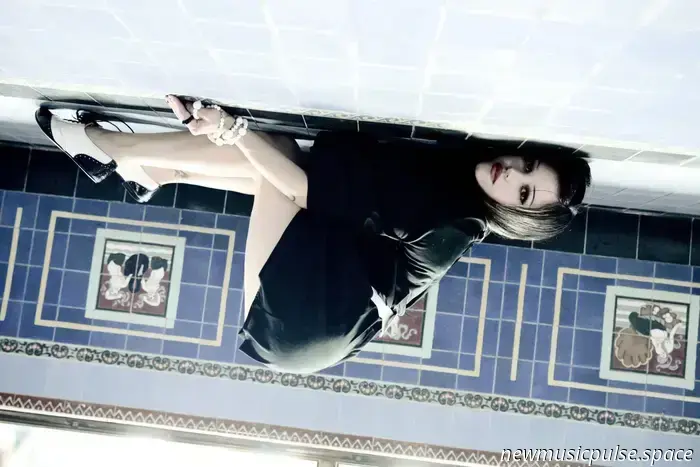 Ms* Gloom canalizza l'energia di Gossip Girl con ‘Hi, Society’