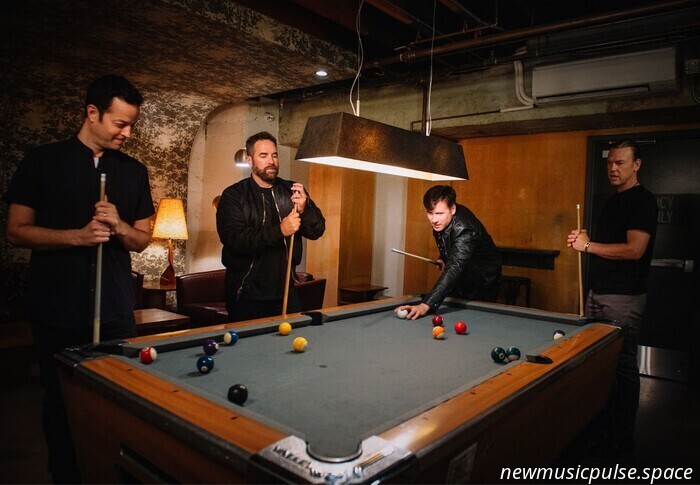 Jimmy Eat World annunciano il nuovo EP "Something(s) Loud"