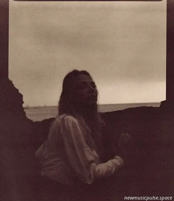 „Gas geben, bremsen, lieb dich, ich meine es ernst“: Savannah Conley lässt bei „Love You Mean It“ richtig los, eine spaßige, fieberhafte Wiedergeburt des Indie-Rock - Atwood Magazine