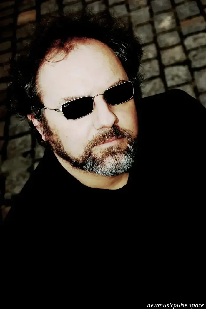 Paul Roland stellt seine neueste Single „Tortured By The Daughter Of Fu Manchu“ vor.