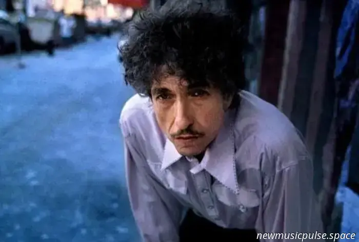 Bob Dylan ha eseguito una ballata folk tradizionale per la prima volta in 34 anni durante il suo concerto a Killarney all'inizio di questa settimana.

Il cantautore americano resta una forza formidabile, con i concerti di Bob Dylan che si dimostrano sempre radicati nel momento. Il recente album 'Rough & Rowdy Ways' è il fulcro delle sue esibizioni attuali, ma Dylan continua a inserire e a variare elementi a sorpresa.

Il cantante è arrivato in Irlanda questa settimana, suonando due concerti con il tutto esaurito al Gleneagle INEC Arena di Killarney.

Come sorpresa speciale per i fan, Bob Dylan ha eseguito dal vivo la ballata folk tradizionale 'The Lakes Of Pontchartrain', la prima volta che lo fa da più di 30 anni.

L'ultima apparizione della canzone in una scaletta di Bob Dylan risaliva al Holman Stadium di Nashua, nel New Hampshire, il 6 luglio 1991, secondo Rolling Stone.

—

—

'The Lakes Of Pontchartrain' è originariamente una canzone americana, che fa riferimento alla città di New Orleans — un luogo che Dylan ama — e alle aree circostanti.

Il gruppo folk irlandese Planxty ha registrato la propria versione nel 1974, e la canzone è poi diventata uno standard molto reinterpretato nel mondo folk.

Bob Dylan chiede ai fan di riporre i loro telefoni durante il tour, ma qualcuno di intraprendente è riuscito comunque a registrare dell'audio allo spettacolo — ascolta 'The Lakes Of Pontchartrain' qui sotto.

Clash ha intercettato Bob Dylan in tour lo scorso anno alla Royal Albert Hall di Londra, trovando il cantautore intento a crogiolarsi negli ambienti storici:

Mentre cadono le ultime note, la pazienza del pubblico seduto viene meno, le prime una dozzina di file si alzano in massa dai loro posti, un movimento improvvisato di riconoscimento. Una splendida esibizione, da un vero maestro.

Correlato: Resoconto dal vivo: Bob Dylan – Royal Albert Hall, Londra

—