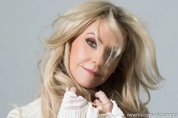 Von den Schatten ins Rampenlicht: Laura Evans’ „Out of the Dark“ strahlt hell - Atwood Magazine