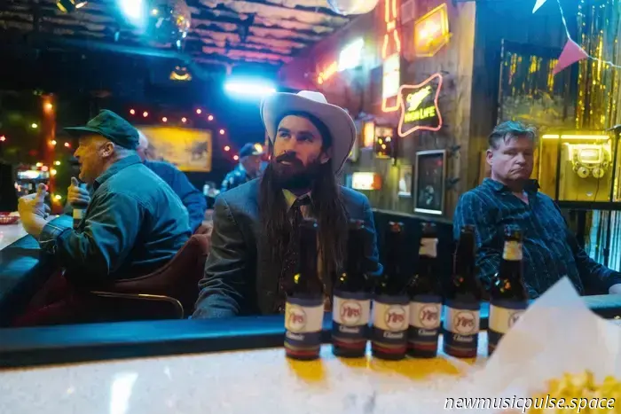 Reportaje: Petey USA sobre convertir pensamientos privados en espacio compartido y las verdades ficticias de «The Yips» - Atwood Magazine