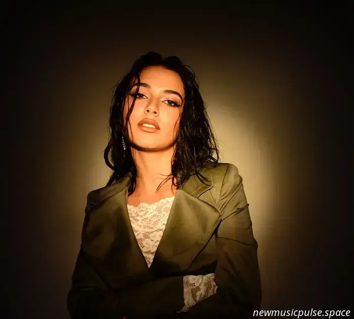 Bella Rios encuentra su voz en 'Right Now', un diario de pop-rock sobre crecer y dejar ir - Atwood Magazine