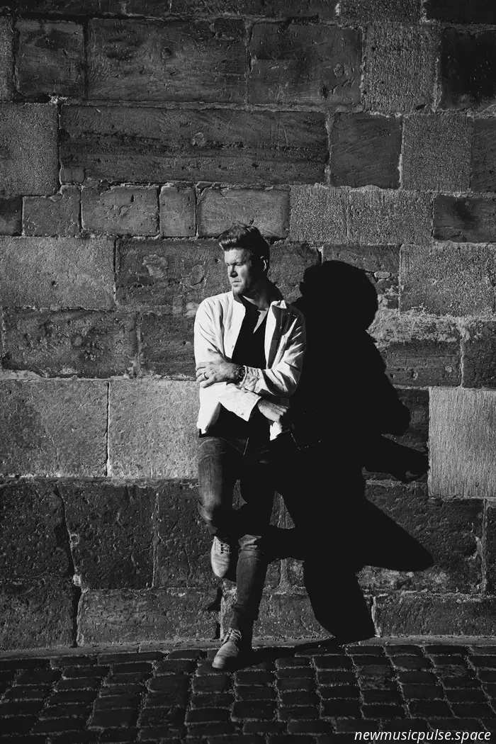 Jairic condivide il suo nuovo singolo ribelle 'Don't Let Me Put A Track On You'