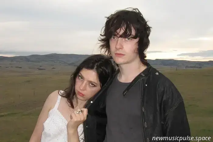 „We Were Never the Same“: Das Indie-Rock-Duo Witch Post umarmt Unbehagen, Mythos und Verwandlung auf „Changeling“