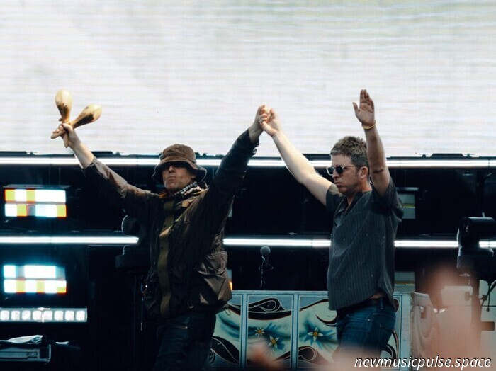 Oasis (At Last) Conquers America: A Close Encounter at the Rose Bowl, Pasadena