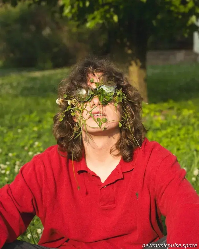 Artista da tenere d'occhio: Liam Bauman presenta “Old Friends”, un'intensa e autentica riflessione sul dolore, la colpa e le conseguenze emotive - Atwood Magazine