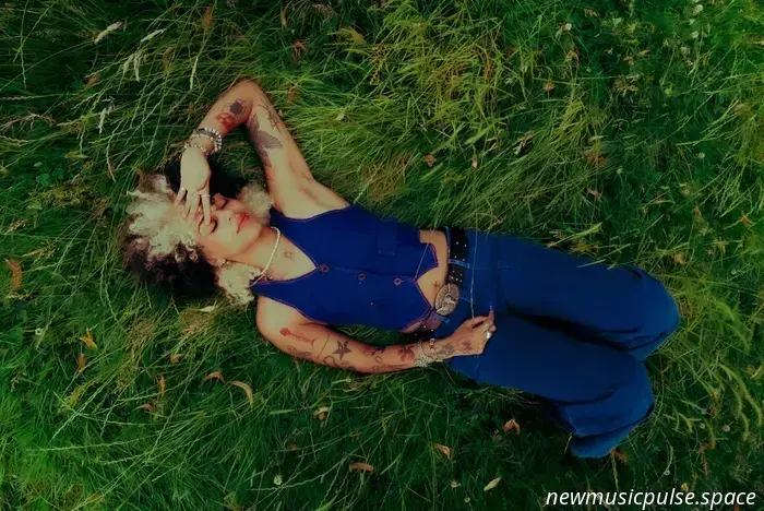 Incontra Nxdia, la prossima grande star del Regno Unito la cui mixtape «I Promise No One’s Watching» ti farà sentire meno solo - Atwood Magazine