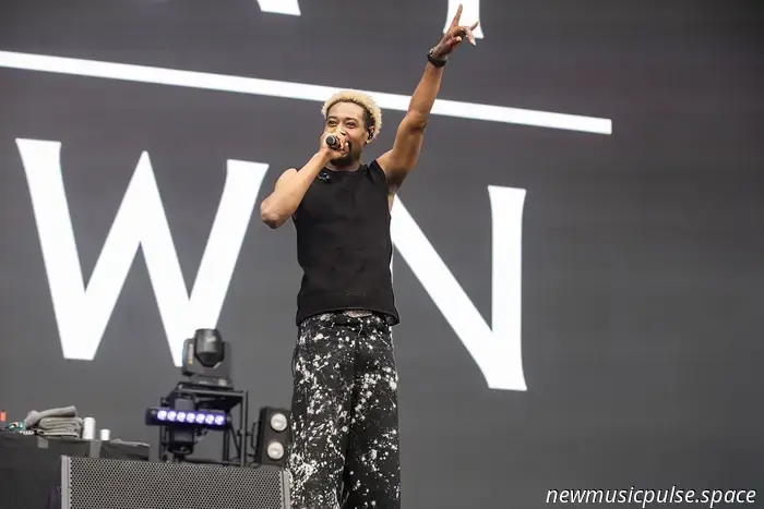 Дэнни Браун отправится в тур «Stardust» — серия концертов по Великобритании и ЕС в 2026 году