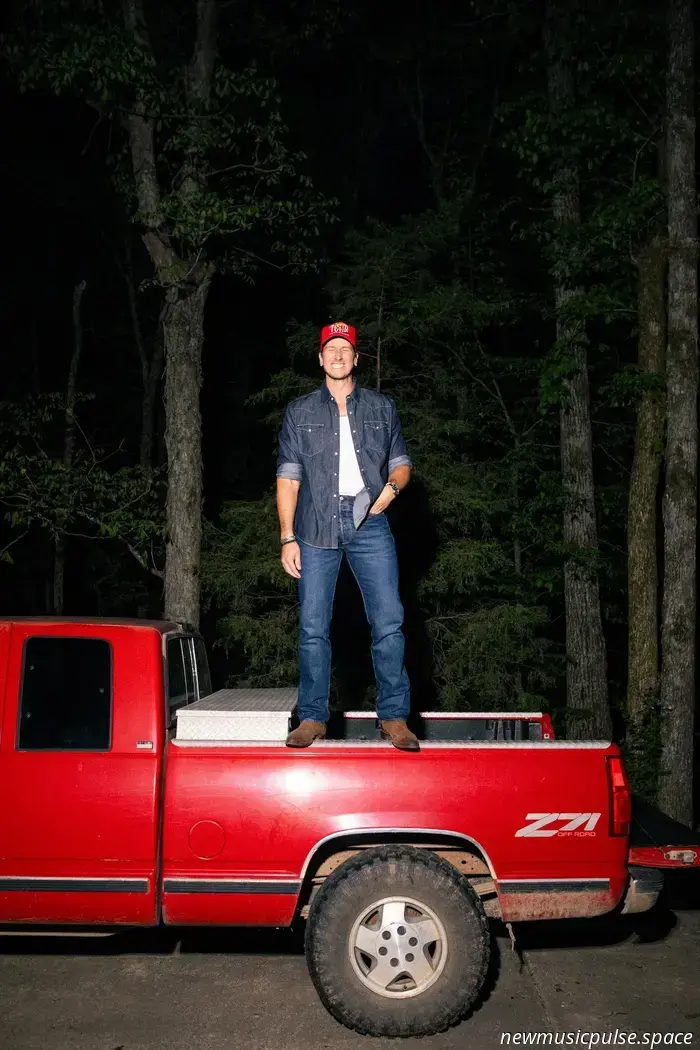 Russell Dickerson ridefinisce "Famous" nel suo quarto album, "Famous Back Home" - Atwood Magazine