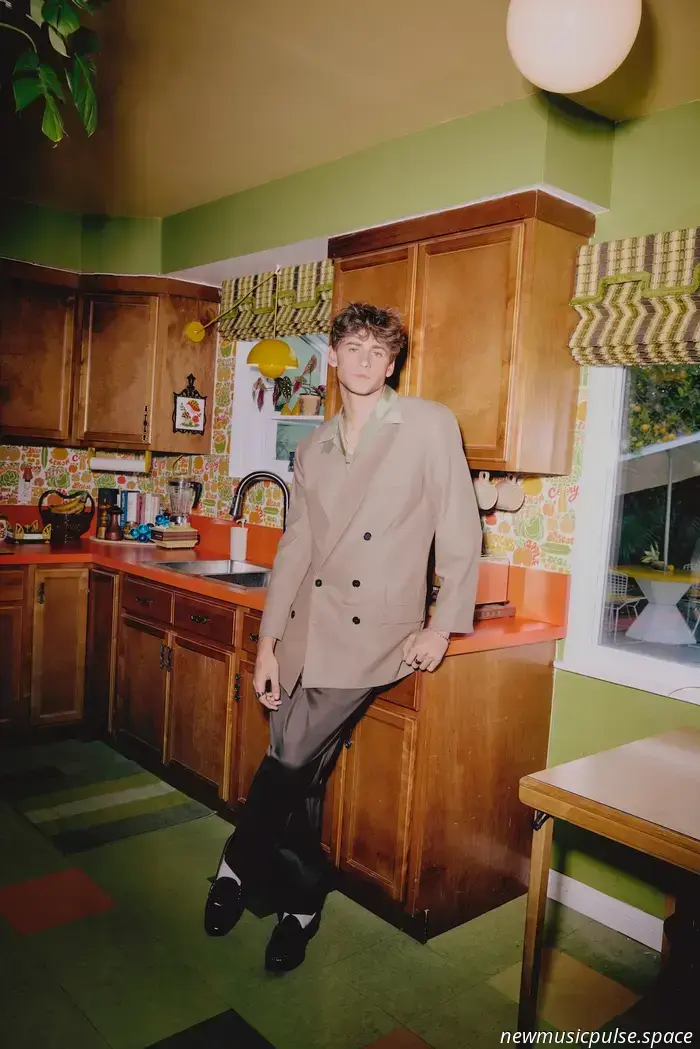 Intervista: Magnus Ferrell è divertente, giovane e non teme le sue ombre - Atwood Magazine