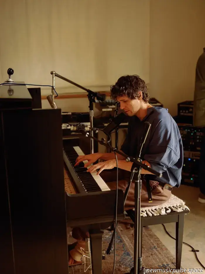 Tobias Jesso Jr. kündigt sein erstes Album seit einem Jahrzehnt an.