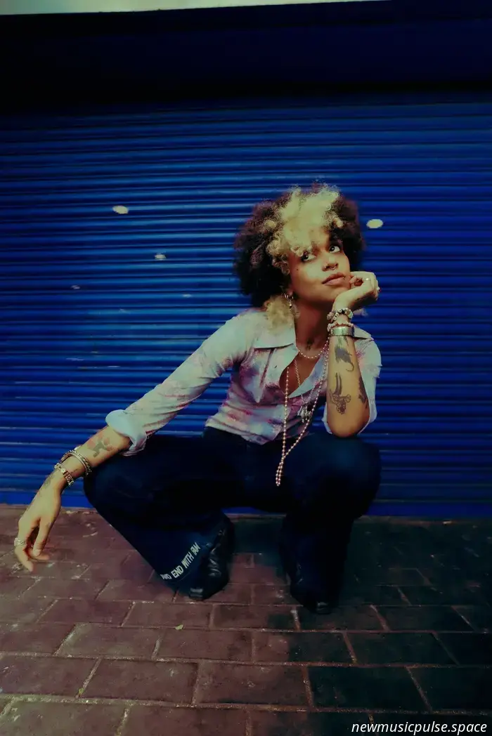 Incontra Nxdia, la prossima grande star del Regno Unito la cui mixtape «I Promise No One’s Watching» ti farà sentire meno solo - Atwood Magazine