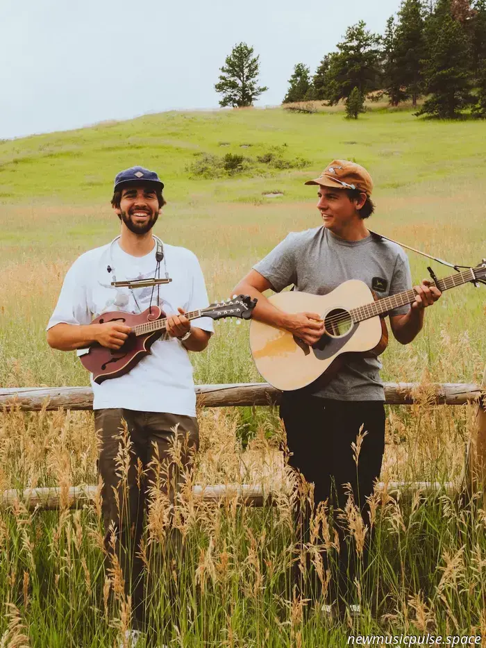 Buffalo Traffic Jams „Take Me Home“ ist der Soundtrack für die chaotische Mitte des Lebens - Atwood Magazine