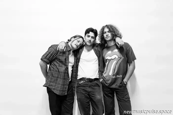 Künstler, den man im Auge behalten sollte: Anyhow aus Brooklyn ist ein aufstrebendes Indie-Rock-Duo, das auf Zusammenarbeit, Vertrauen und Gitarren setzt - Atwood Magazine