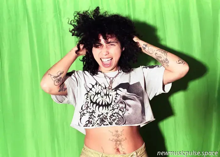 Interview: Indigo De Souza blickt dem Abgrund ins Gesicht und taucht mit 'Precipice' in die Hoffnung ein - Atwood Magazine