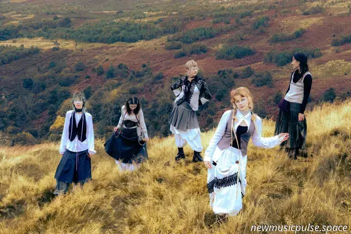 Un fantástico sencillo debut...
                                                                                    
                                        
                                        
                                        
                                            11 · 11 · 2025                                        
                                        
                                        
                                        
                                        
                                            
                                                
                                                            
Las emergentes de Glasgow, Tanzana, han compartido su sencillo debut ‘Covet’.

La banda ha causado sensación en su ciudad natal: cinco mujeres jóvenes cuyo dominio del indie con tintes pop está atravesado por un destello revelador de lo gótico.

Imaginen a Bella Caledonia arrasando en los locales sudorosos de Glasgow en 2025 y estarían cerca: hay un glamour centelleante de madrugada en su sonido, encantador en su oscuro chic bohemio.

Fichadas por los sellos influyentes SO Recordings y Hideous Mink Records, el nuevo sencillo ‘Covet’ es una impecable carta de presentación.
        

Recién salidas de telonear a los irlandeses revelación Cliffords en su gira por el Reino Unido, Tanzana actuará en el George Tavern de Londres el 13 de noviembre como parte del evento First Fifty de The Great Escape.

‘Covet’ encabeza la carga: un río sonoro arrollador en el que se advierten matices de Florence + The Machine o Kate Bush entre su toque caledonio.

Un comienzo emocionante: mira el vídeo a continuación.




Crédito de la foto: Victoria Sykes

—
                                                        
                                                
                                            
                                        
                                        
                                            -
                                        
                                                                                    
                                                    
                                                        
                                                    
                                                
                                                Acompáñanos en WeAre8 mientras exploramos a fondo los acontecimientos culturales globales. Sigue a Clash Magazine AQUÍ mientras nos movemos alegremente entre clubes, conciertos, entrevistas y sesiones de fotos. Consigue adelantos entre bastidores y una visión de nuestro mundo mientras se desarrolla la diversión. 
                                        
                                        
                                                Únete a la lista de correo de Clash para recibir noticias de música, moda y cine al instante.