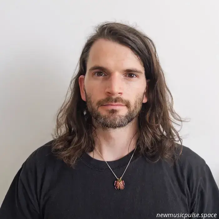 Querido Tú, soy yo: El renacimiento de Harry Hudson Taylor, abrazando la vulnerabilidad y la transformación artística - Atwood Magazine