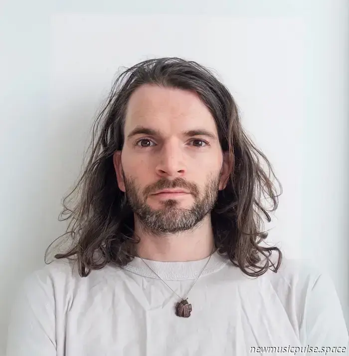 Querido Tú, soy yo: El renacimiento de Harry Hudson Taylor, abrazando la vulnerabilidad y la transformación artística - Atwood Magazine