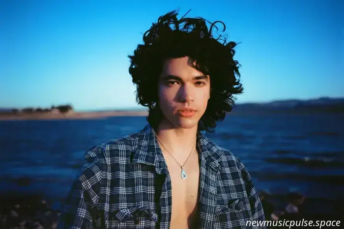 Conan Gray veröffentlicht emotionales Video zu seinem neuesten Song ‚Vodka Cranberry‘