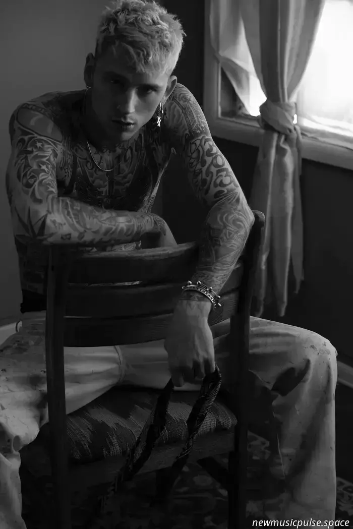 MGK combina colmillos con sentimientos en el enérgico himno pop-punk "Vampire Diaries" - Atwood Magazine