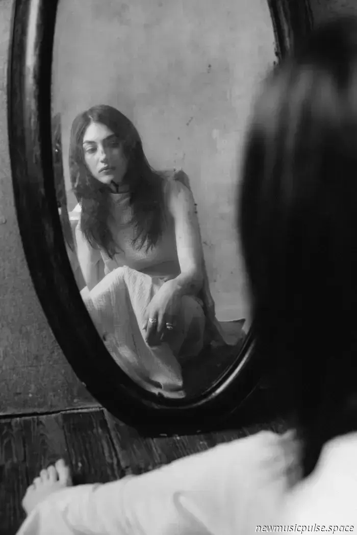 Premiere: ROREYs kathartisches und verträumtes „Wish I Was Numb“ ist der euphorische Soundtrack zu unserer existenziellen Krise - Atwood Magazine