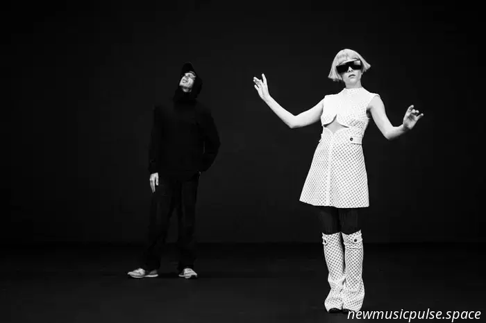 Загадочный дуэт TOMORA раскрывает свои личности