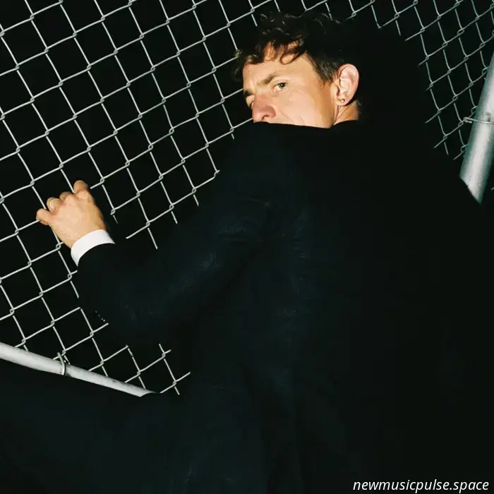 Бак Мик из Big Thief анонсировал новый сольный альбом «The Mirror»