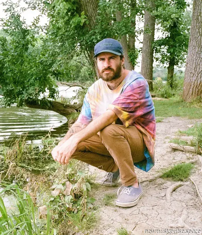 Reportaje: Petey USA sobre convertir pensamientos privados en espacio compartido y las verdades ficticias de «The Yips» - Atwood Magazine