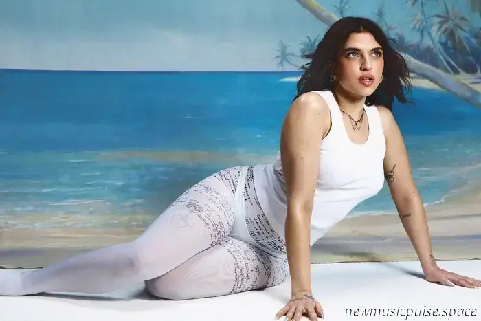 Mae Muller planea un concierto como cabeza de cartel en Londres y comparte un nuevo videoclip de 'Hello Kitty'.
