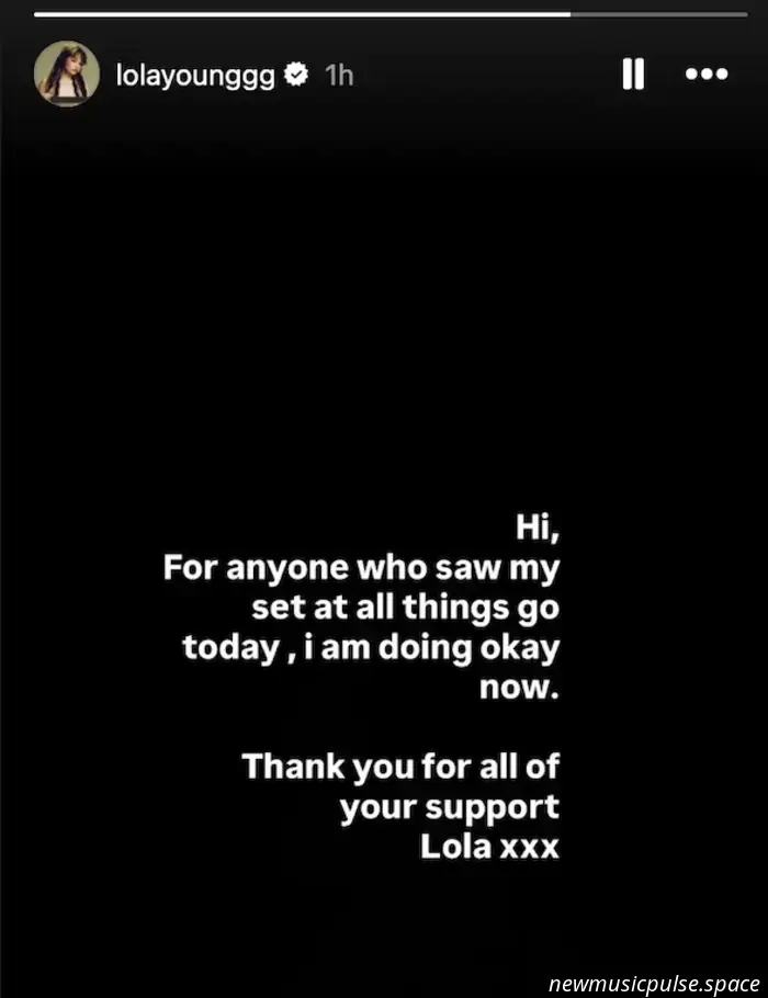 Ранее в этом году появилась история, которая, по-видимому, преследует новостные издания и музыкальных фанатов: Лола Янг отменила все предстоящие концерты, чтобы поставить здоровье на первое место. Новость появилась после широко разошедшегося видео, на котором британская звезда теряет сознание на сцене в разгаре выступления. Событие было шокирующим для зрителей, и тем не менее его снимали и выкладывали под всеми углами в социальных сетях. Но что важнее, этот побудительный инцидент вновь разжёг давний спор на периферии мировой музыкальной индустрии — спор о здоровье артистов и растущем давлении выступать.

Впоследствии Лола извинилась, в своём объяснении сосредоточив внимание на ожиданиях фанатов. «Я ухожу на какое‑то время. Мне больно говорить это, но я вынуждена отменить всё на обозримое будущее», — написала она в посте в Instagram. «Спасибо за всю любовь и поддержку. Мне очень жаль подвести тех, кто купил билет на моё выступление, мне это причиняет больше боли, чем вы можете представить. Разумеется, вы вправе на полный возврат средств.»

—

—

Не секрет, что разговоры о давлении на здоровье артистов значительно активизировались с начала десятилетия. Теперь такие темы, как зависимость и доходы, обсуждаются даже на самых престижных церемониях награждения. И вместе с ростом этих обсуждений мы также наблюдаем увеличивающееся давление, заставляющее артистов перерабатывать. Благодаря множеству факторов — от парасоциальных отношений, чрезмерной компенсации за отсутствие концертов в дни COVID до, конечно же, самого музыкального бизнеса — кажется, что расписания артистов заняты как никогда — до степени переутомления.

Если мы действительно хотим увидеть, насколько всё стало интенсивным, можно обратиться к самой иконе — Стиви Никс. В недавнем интервью Rolling Stone Никс прокомментировала гастрольное расписание недавно прославившейся Чэппелл Роан: «Мы с подругой посмотрели её расписание, и это было возмутительно. То, что она уже сделала, и то, куда она входит. Это так же плохо, как любое расписание, которое мы когда‑либо делали, а она новая и молода».

—

—

Именно гастрольное расписание Чэппелл Роан, о котором шла речь, остановилось прошлым летом, когда она снялась с хэдлайнерского выступления на фестивале All Things Go, заявив, что ей нужно поставить физическое и психическое здоровье на первое место. Но вместо потока сочувствия, которое получила Янг, Роан встретила волну негатива со стороны фанатов. Это реакция, с которой столкнулись многие артисты, поступившие так же, как Роан. Sam Fender, Fontaines D.C. и Bru‑C — лишь некоторые из множества артистов, почувствовавших гнев фанатов, когда ставили своё здоровье выше гастролей. Тогда встаёт вопрос — чем же решение Лолы Янг так отличается? Был ли в этом виноват тот факт, что её обморок увидел весь мир? Иными словами: должны ли мы наблюдать, как артисты доходят до точки истощения, чтобы нас услышали?

Кажется, что хотя тема психического здоровья постоянно набирает обороты в музыке, она всё чаще заглушается нарастающим требованием к артистам быть доступными в любой момент. Без внедрения мер по обеспечению благополучия любой человек будет испытывать трудности, отдавая так много себя своей работе ежедневно. Но когда работа включает всё более насыщенное гастрольное расписание и миллионы лиц следят за каждым твоим движением, последствия могут быть чрезвычайно вредными. Артисты обязаны быть перед фанатами максимально честными. Но всё чаще забывают, что у фанатов тоже есть обязанность — прислушиваться.

Связанный материал: Растущий кризис психического здоровья в музыкальной индустрии

—

Автор: Lily Blakeney‑Edwards

—