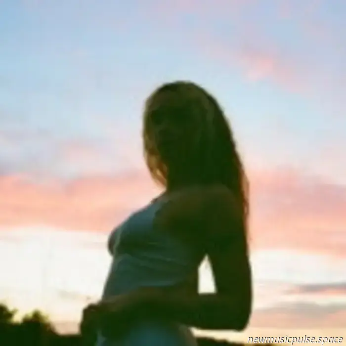 “Lehn dich zurück, Baby, lass es los”: néomí umarmt die Kunst des Loslassens in einem seelenbewegenden Mantra der Sanftheit, Hingabe und Selbstliebe - Atwood Magazine