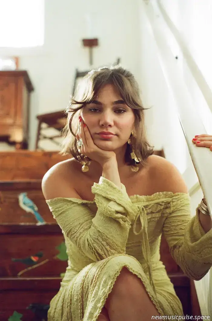 Interview: Clover County über die „feineren Dinge“, das Romantisieren des Lebens und das Wiederentdecken ihrer Verspieltheit - Atwood Magazine