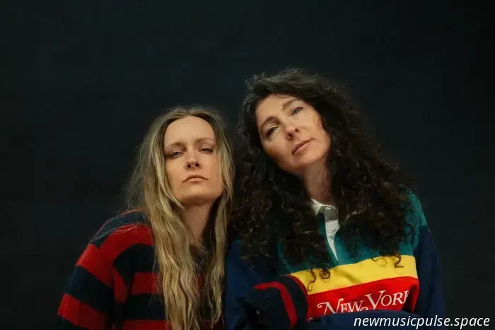 „I Wanna Be Closer to Me“: JOSEPH verwandeln Schmerz in Kraft, während sie mit ‚Closer to Happy‘ in eine kühne, rohe und nachdenkliche neue Ära eintreten – Atwood Magazine