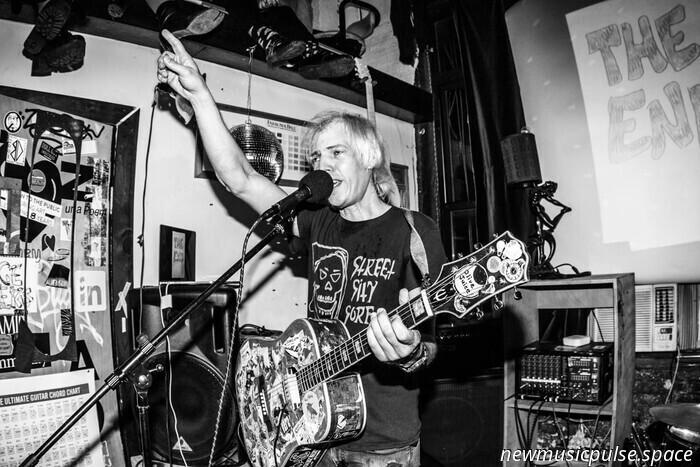 Der freilaufende Jeffrey Lewis besucht Bob Dylan erneut, aber (t) nackt, und verwickelt sich in Sabrina Carpenter