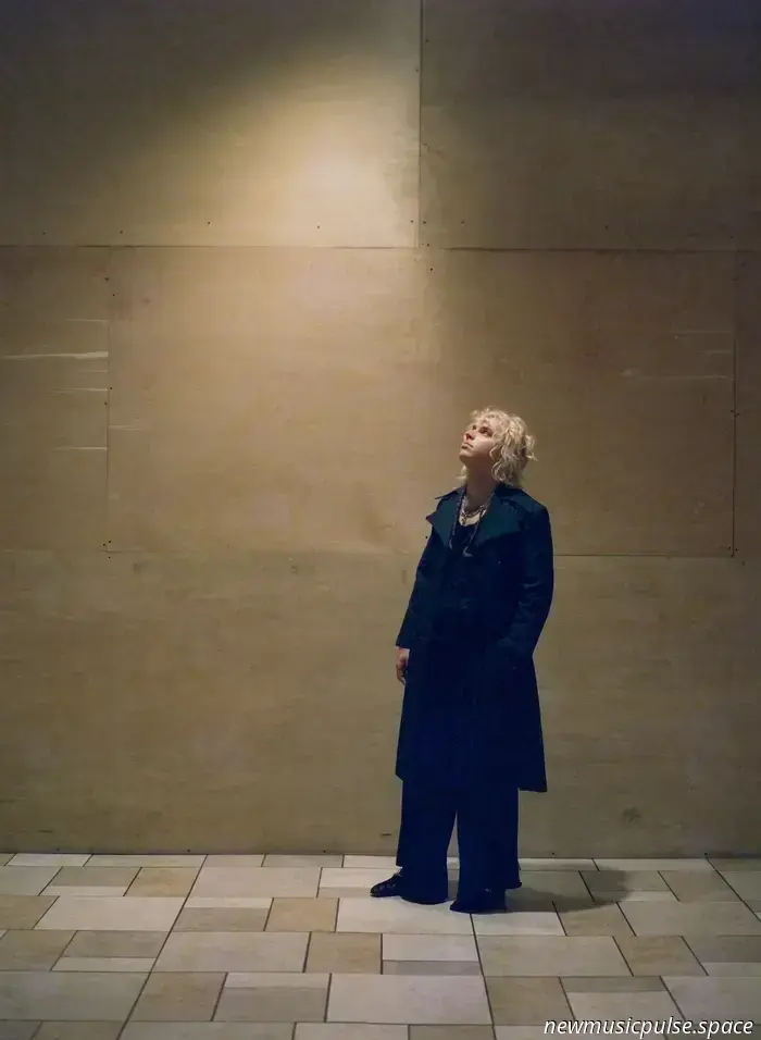 Пошлый, дымный, веселый и свободный: Mothé переопределяет поп в «Total Popstar», их дерзком и неприукрашенном втором студийном альбоме — Atwood Magazine