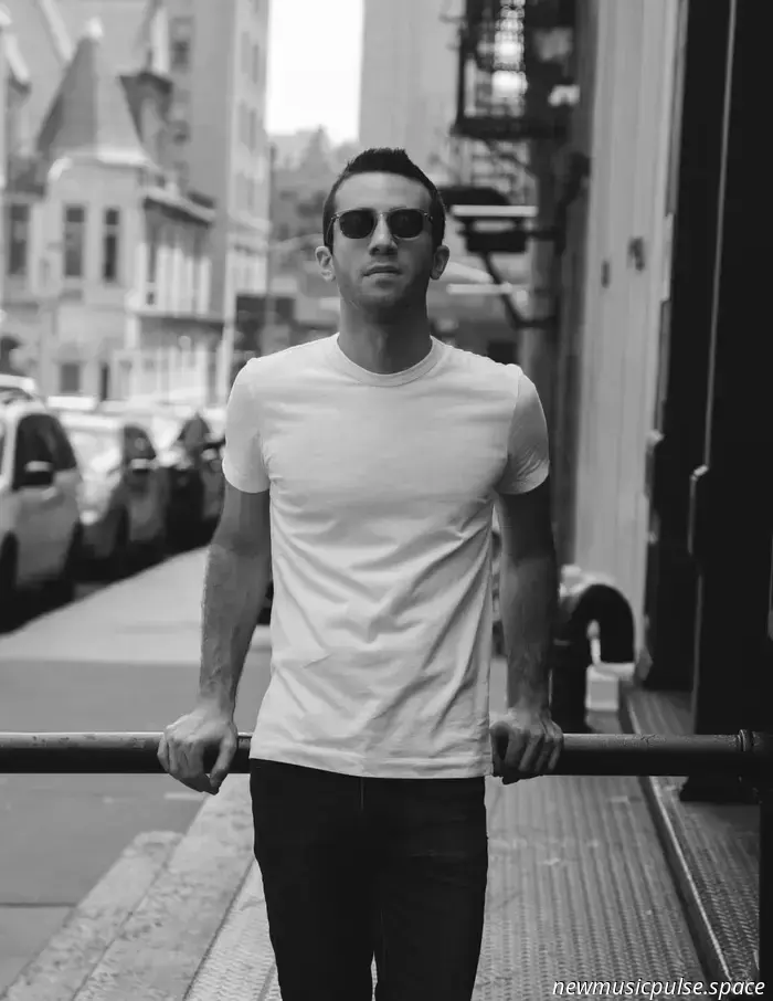 Exstra Se Une A Frýnn En El Nuevo Single 'Round &amp; Round'